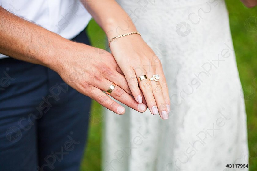 Кольца молодоженов на руках 2022