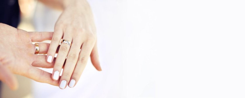 Кольца обручальные классические на руке