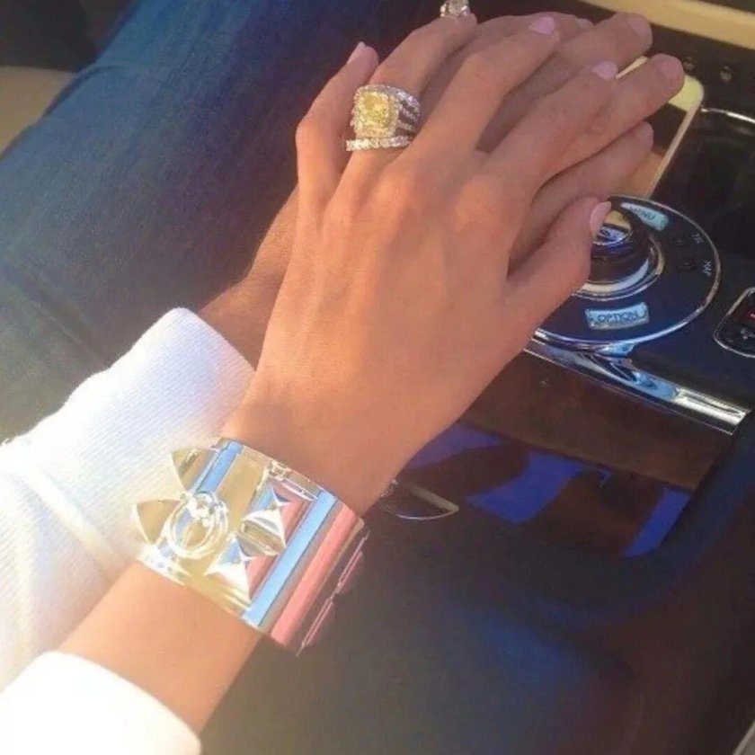 Кольцо на руке