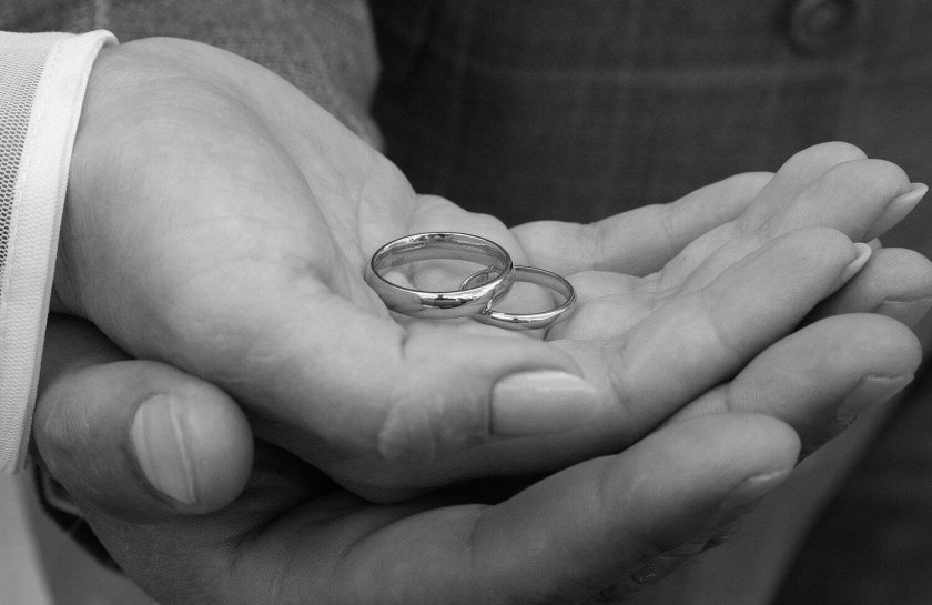 Свадебные кольца на руках