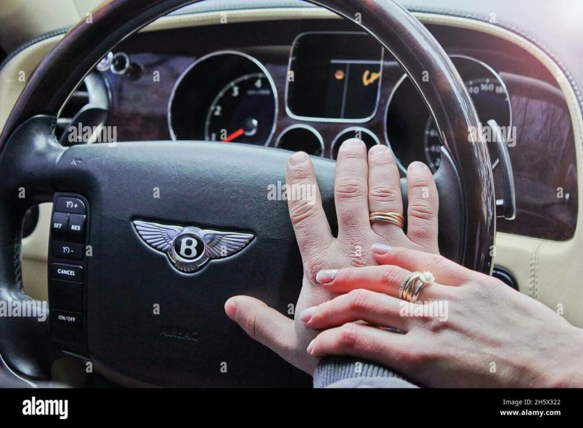 Рука на руле Бентли