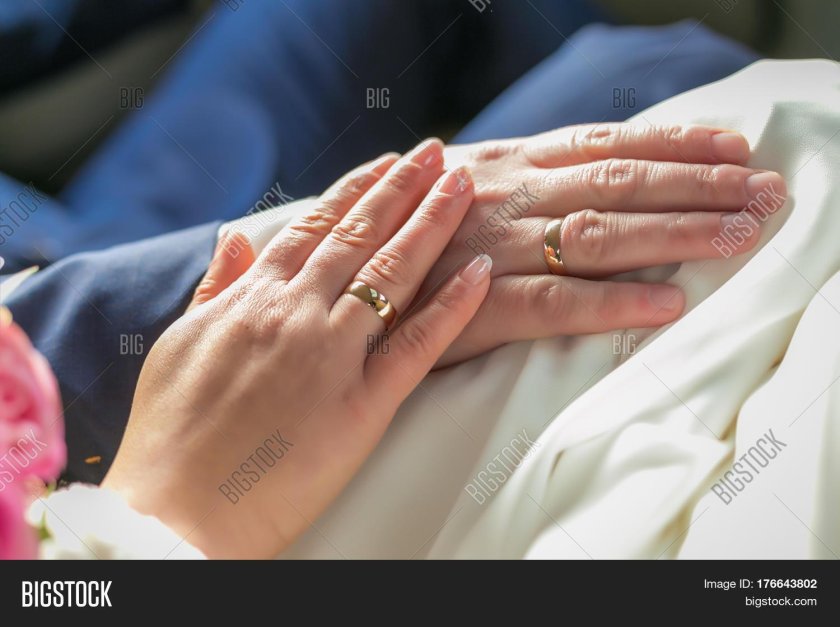 Фото рук молодоженов с кольцами в машине