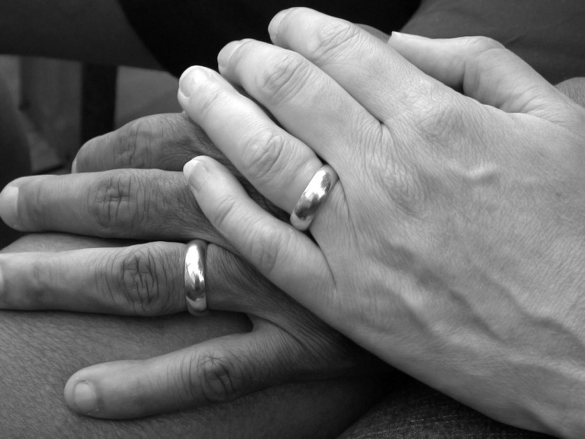 Две руки с обручальными кольцами