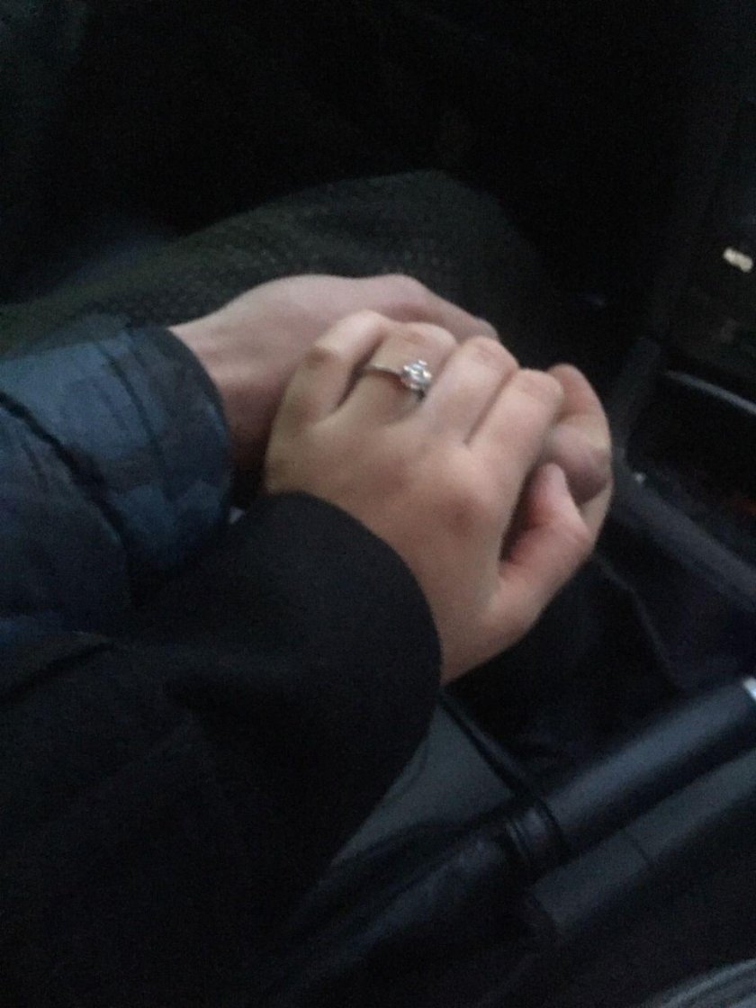 Рука в руке в машине