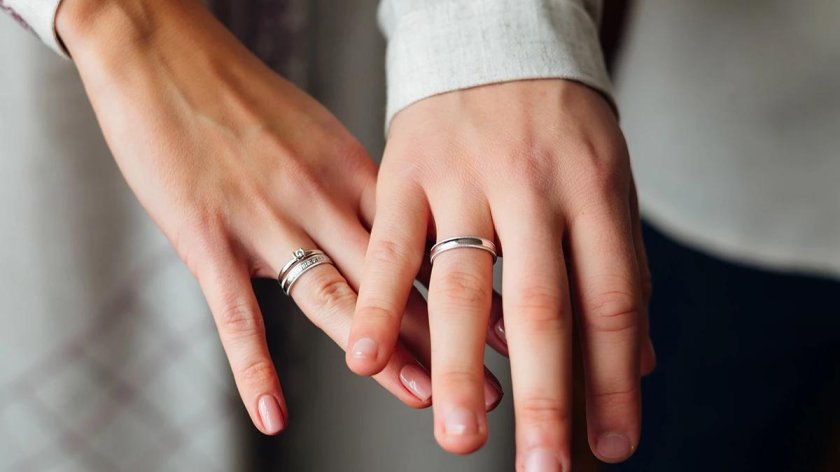 Обручальное кольцо белое золото на руке