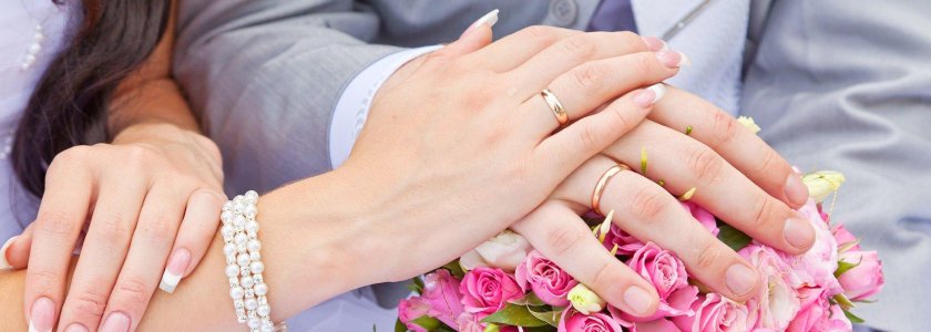 Обручальное кольцо на руке невесты