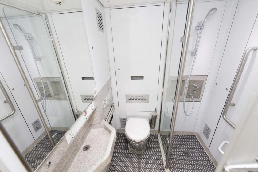 Двухэтажный вагон РЖД санузел