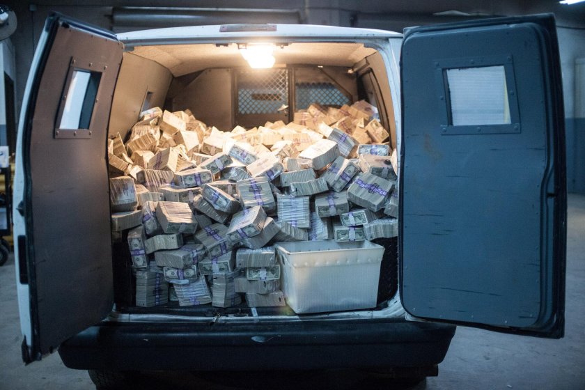 Полный багажник денег