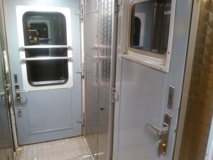 Вагон 61-4170 тамбур