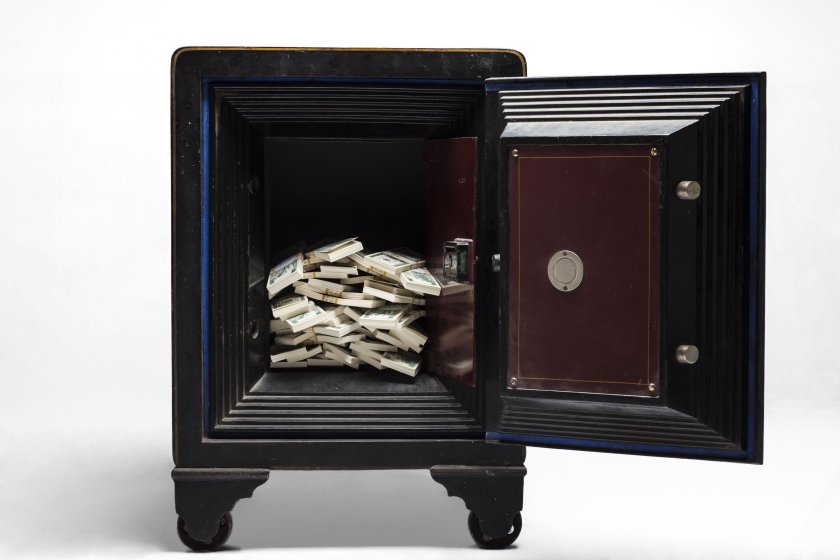 Сейф с деньгами