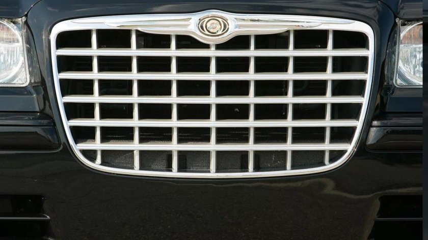 Машина с большой решеткой