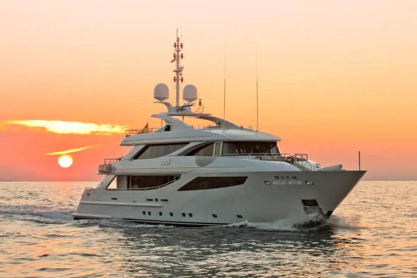 Яхта Isa Continental