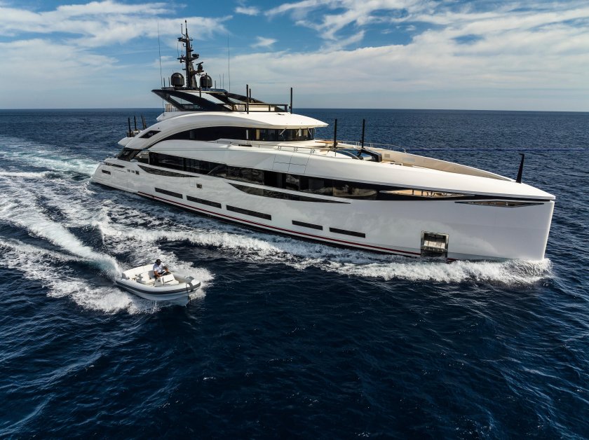 Мега яхта