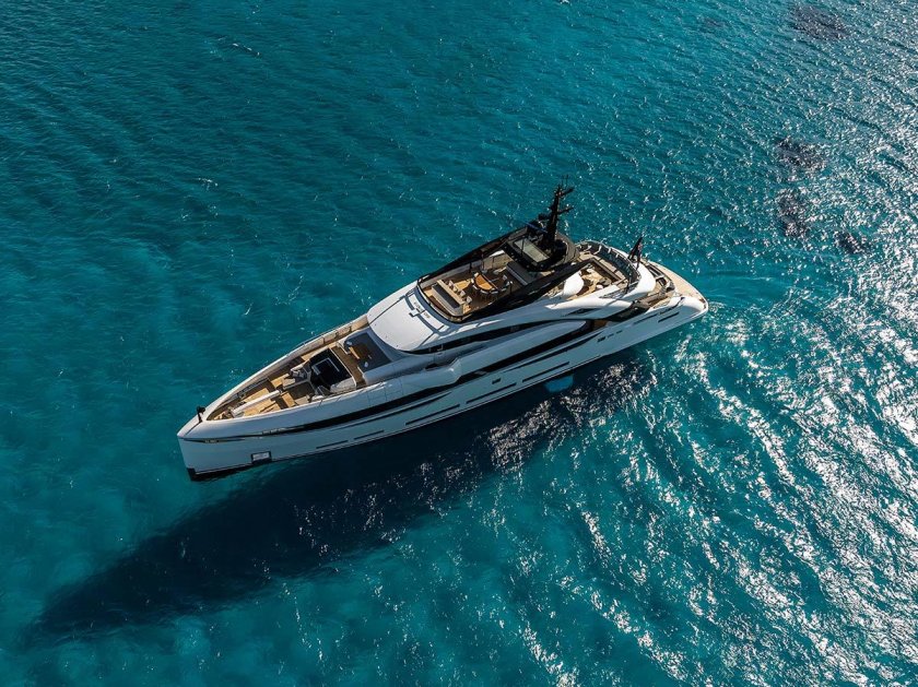 Яхта custom line 120
