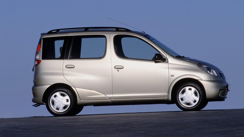 Тойота Ярис версо 2002