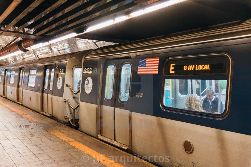 Метро Нью Йорка поезд r142