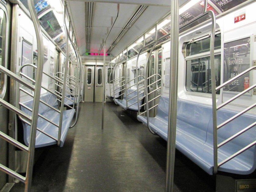 Пустой вагон метро