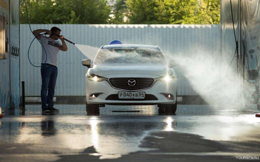 Машина на автомойке