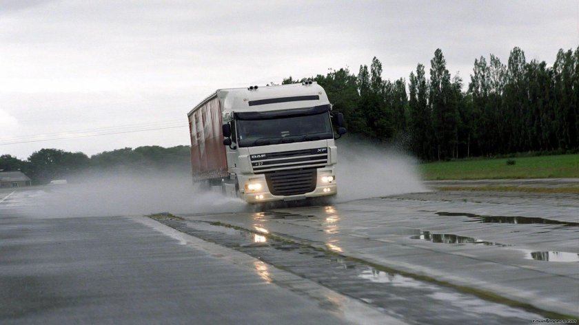 Грузовик на дороге