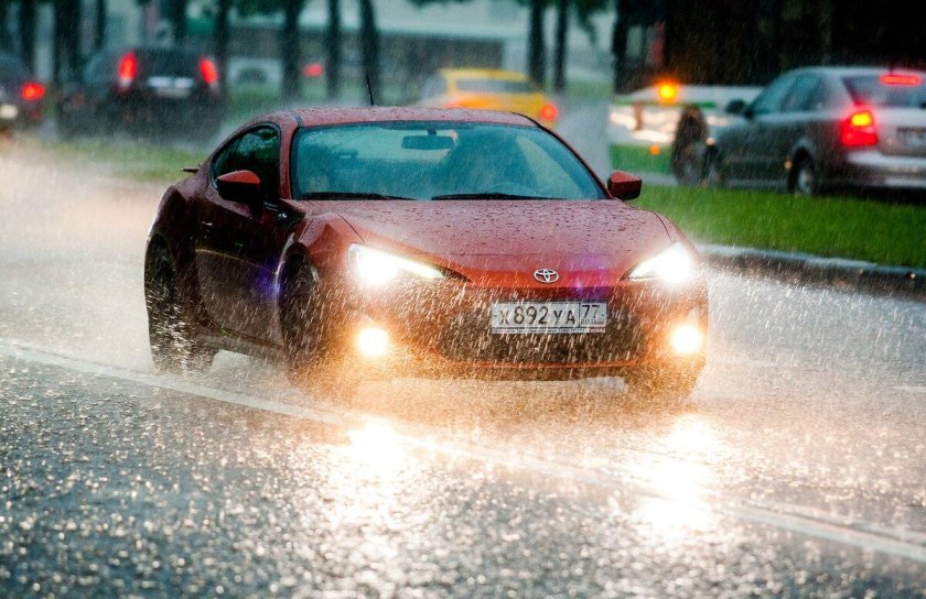 Машина под дождем