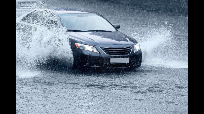 Машина под дождем