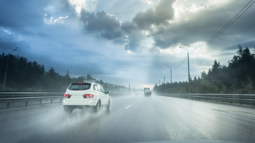 Машина на мокрой дороге