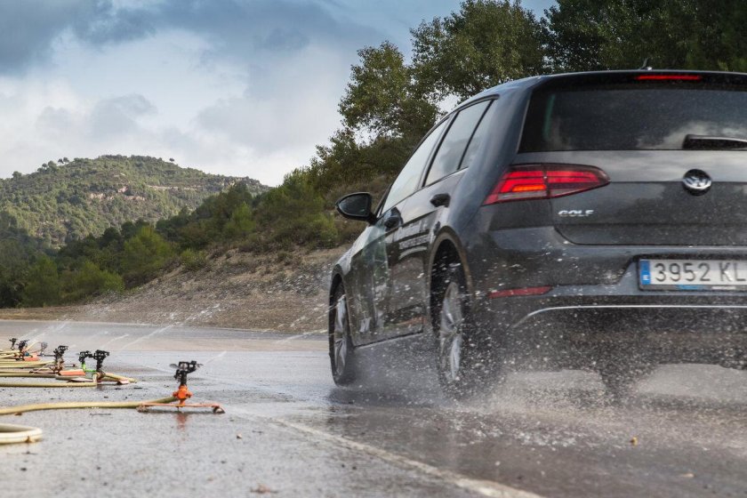 Машина на мокрой дороге