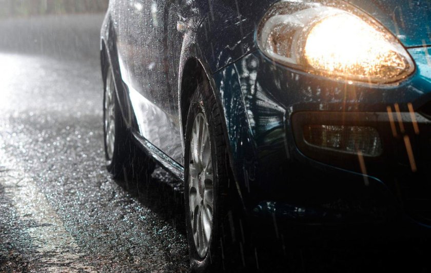 Машина под дождем