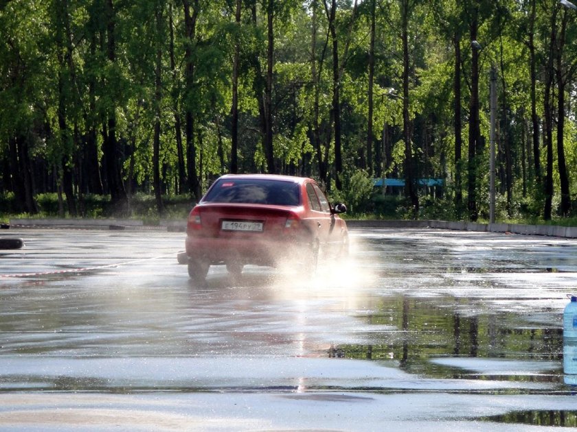 Машина под дождем