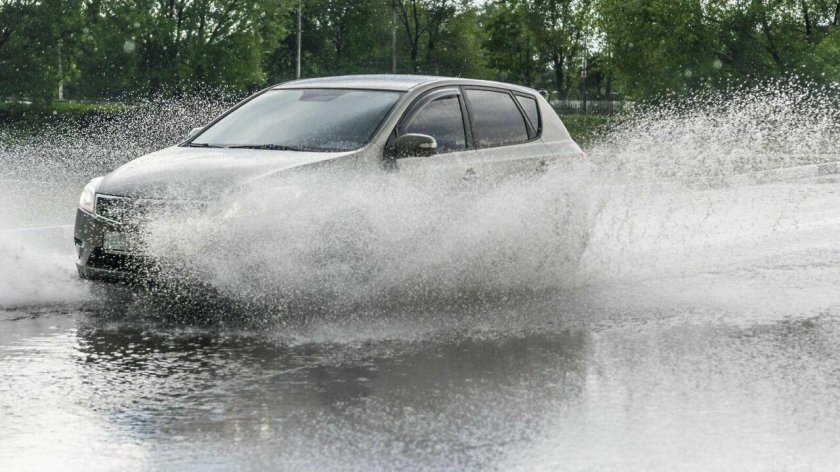 Автомобиль по лужам