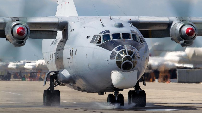 АН-12 военно-транспортный самолёт