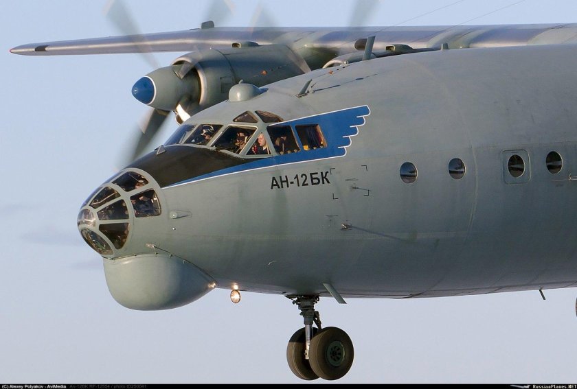 АН-12 военно-транспортный самолёт