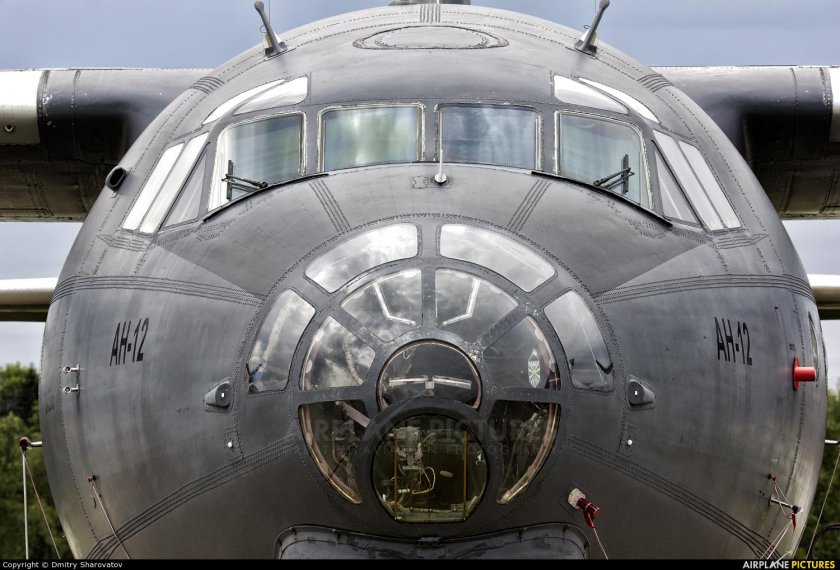 АН 12 кабина