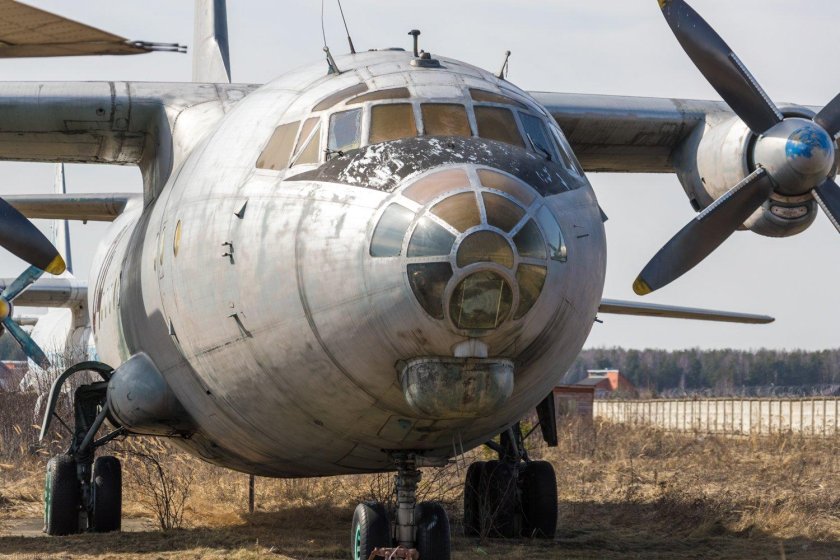 АН-12 транспортный самолёт