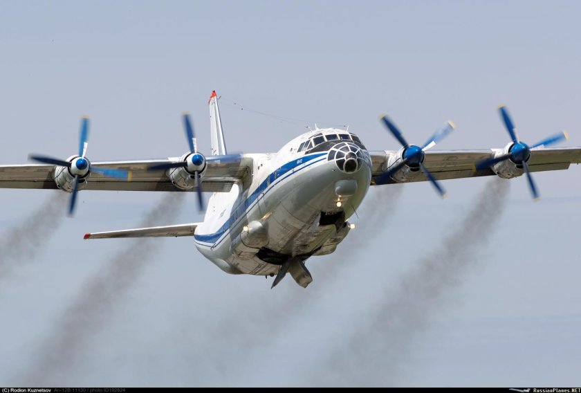 АН-12 военно-транспортный самолёт