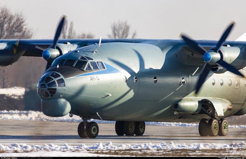Ан 12 военно транспортный самолёт