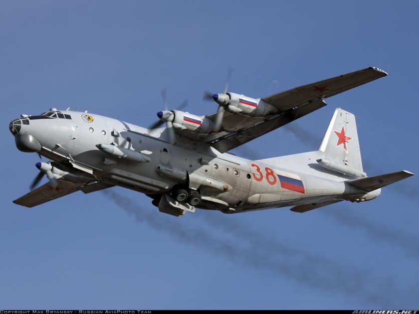 АН-12 военно-транспортный самолёт