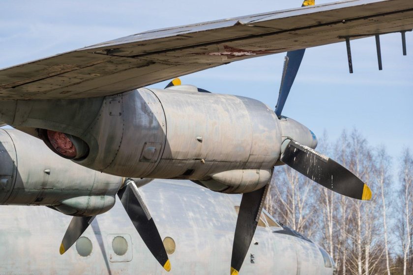 АН-12 транспортный самолёт