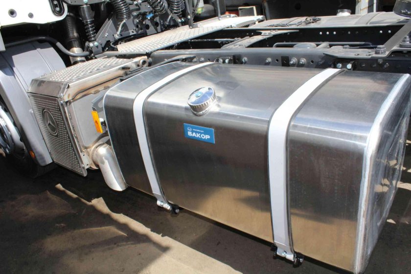 Алюминиевый бак 450 литров на Мерседес Актрос