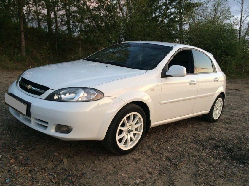 Шевроле Лачетти хэтчбек белая