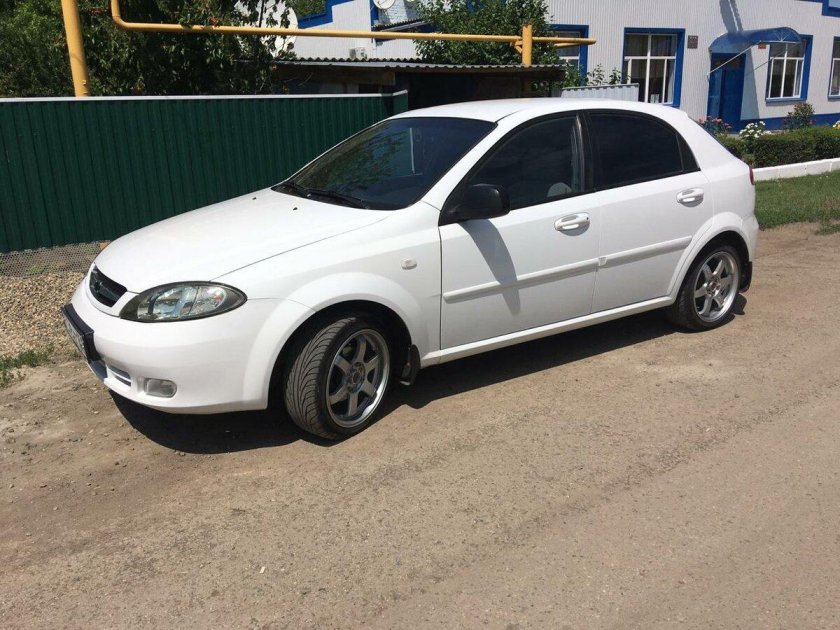 Шевроле Лачетти хэтчбек белая