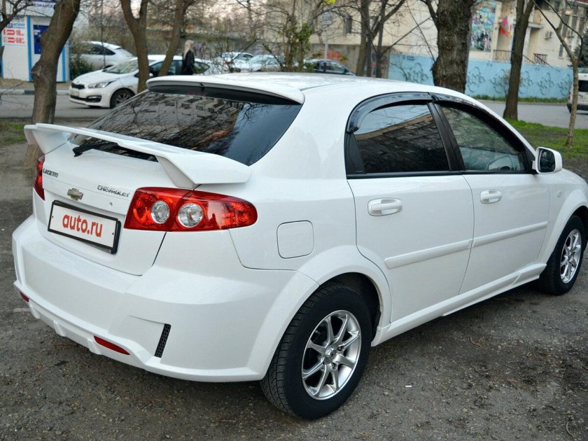 Шевроле Лачетти хэтчбек белая