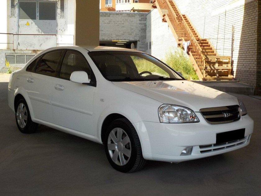 Шевроле Лачетти белая