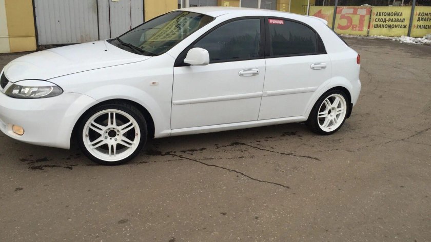Шевроле Лачетти хэтчбек белая