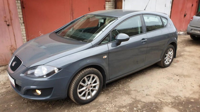 Сеат Леон серый