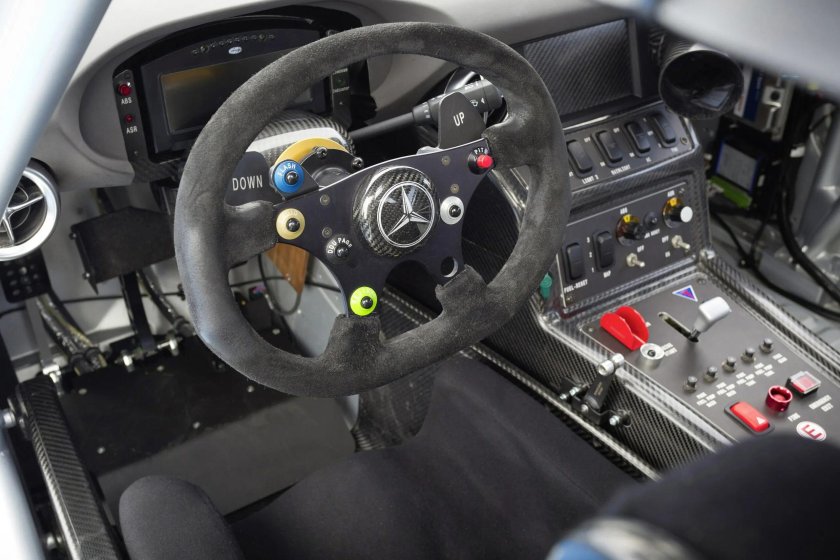 Mercedes AMG gt3 кокпит