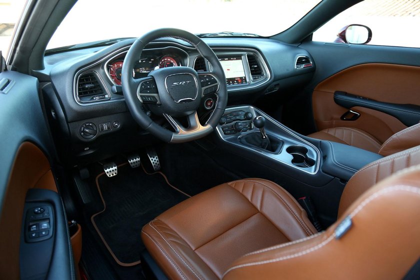 Dodge challenger 2022 салон