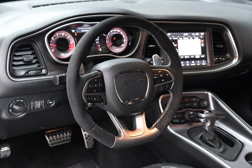 Додж Челленджер 2018 салон