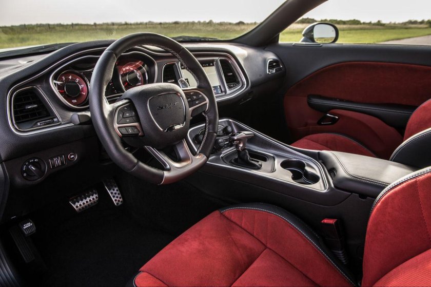 Додж Челленджер 2016 салон