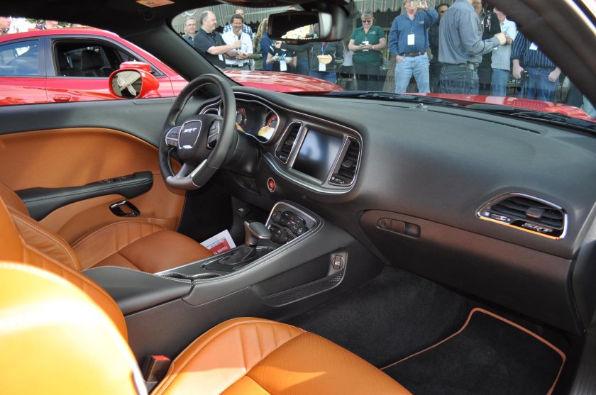 Dodge Challenger 2015 салон